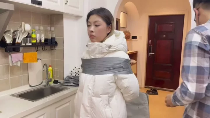 Screenshot 6 from Xiao Han’s Silent Struggle: Bound in a Thick Down Jacket