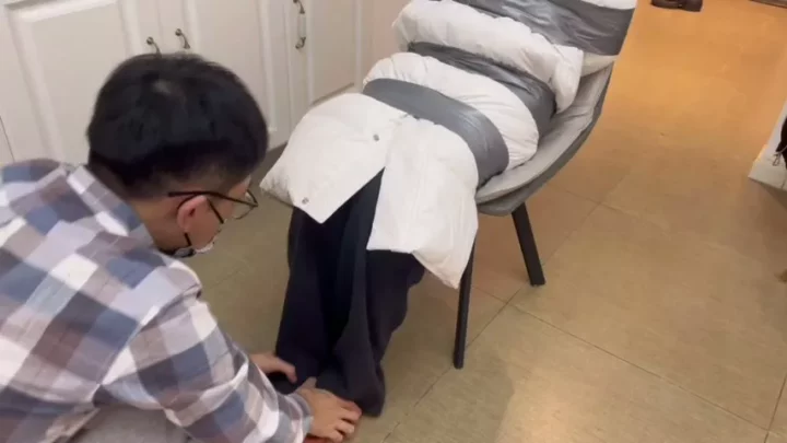 Screenshot 7 from Xiao Han’s Silent Struggle: Bound in a Thick Down Jacket