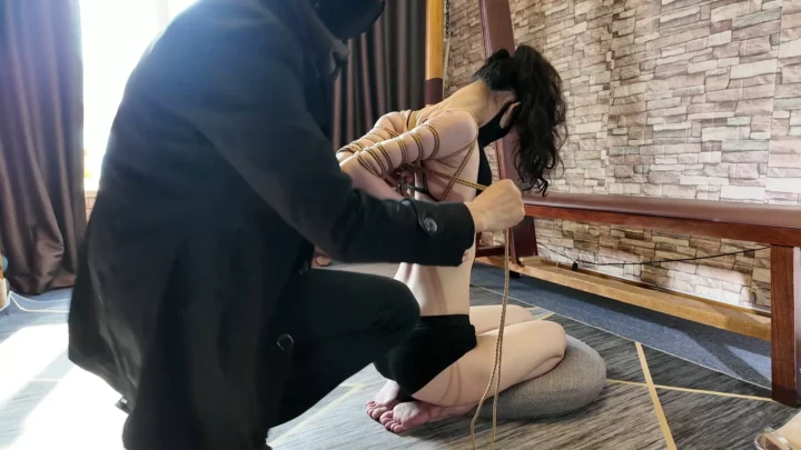 Screenshot 5 from Beloved by One Rope: Qianqian’s Delicate Chickenwing Bondage