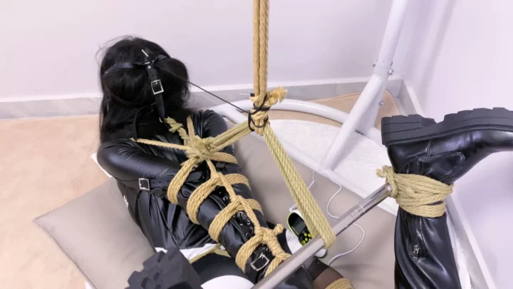 Screenshot 5 from Aww Meow: Bound & Gagged in a Chinese Rope Tribulation
