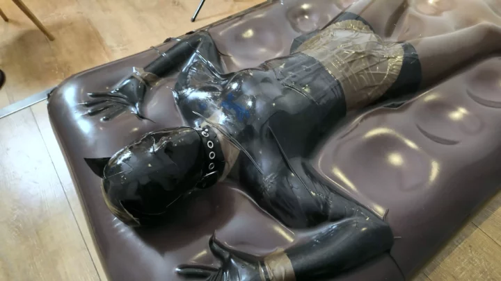 Screenshot 3 from ZHUA: Vacuum-Sealed Maid’s Extreme Latex Bondage
