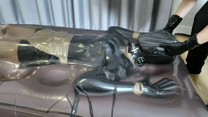 Screenshot 5 from ZHUA: Vacuum-Sealed Maid’s Extreme Latex Bondage
