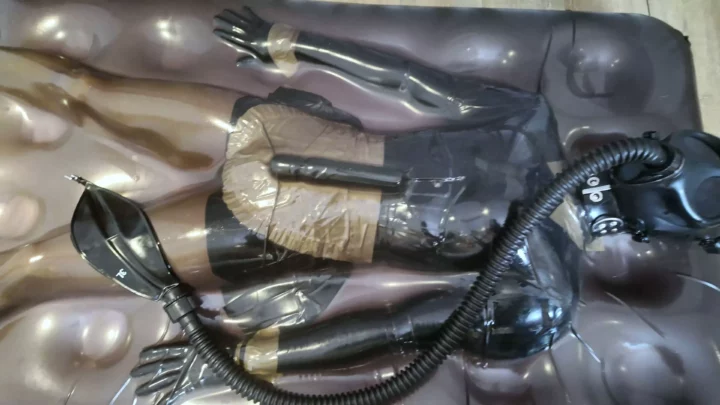 Screenshot 9 from ZHUA: Vacuum-Sealed Maid’s Extreme Latex Bondage