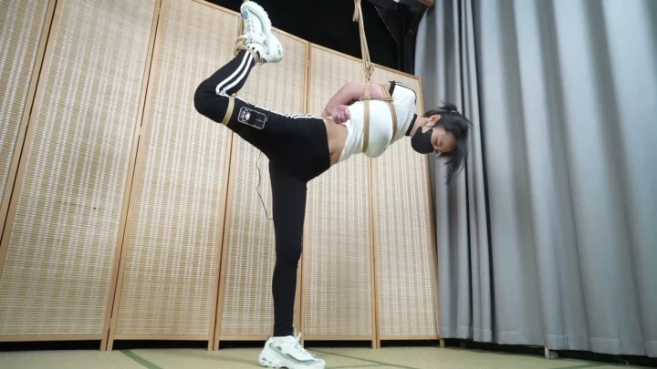 Screenshot 4 from Aoao’s Ordeal: Sportswear Torture, Electric Shocks & Leg Bending