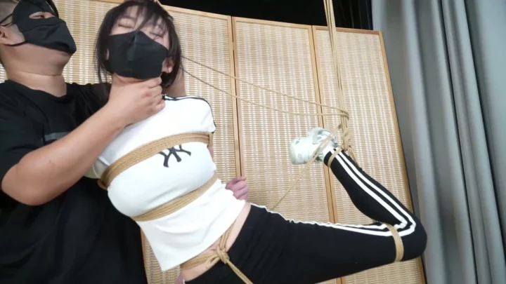 Screenshot 7 from Aoao’s Ordeal: Sportswear Torture, Electric Shocks & Leg Bending