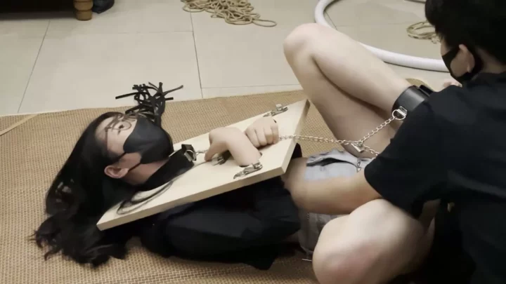 Screenshot 5 from Fu Yu: Aran’s Humiliating Wooden Yoke Training