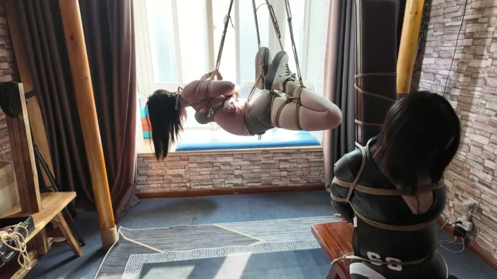 Screenshot 2 from Cousins’ Ordeal: Ruoyu Hung, Chen Hong Tortured on Tiger Bench