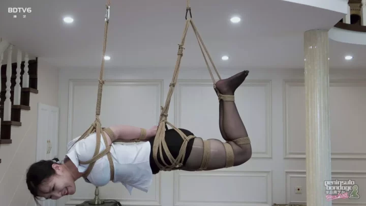 Screenshot 6 from Jinan Rope: Zhao Yue’s First Suspension – Can She Endure?