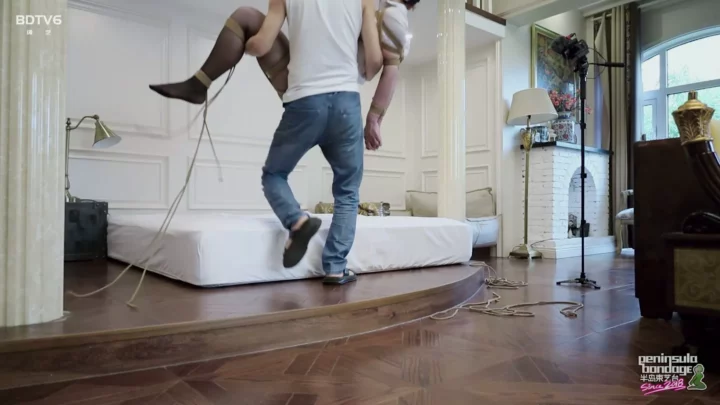 Screenshot 7 from Jinan Rope: Zhao Yue’s First Suspension – Can She Endure?