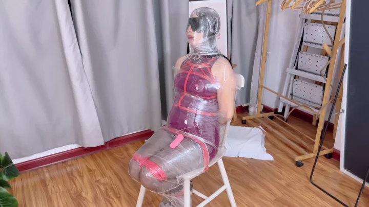 MUMUZI: Xiaojiu’s Extreme Plastic Wrap Mummification & Liquid Drizzle