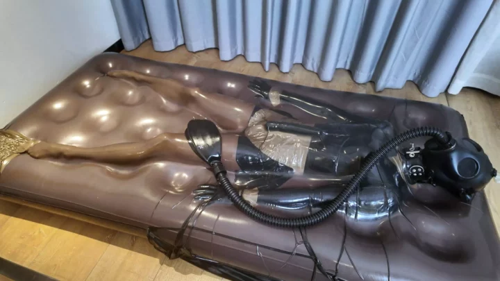 ZHUA: Vacuum-Sealed Maid’s Extreme Latex Bondage