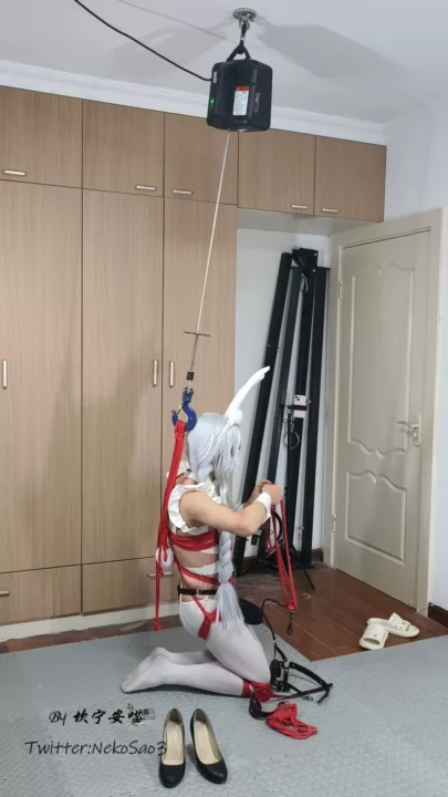 Screenshot 1 from Kan Meow: Extreme Self-Bondage with the Fiji Cup