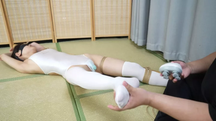 Screenshot 1 from Elephant Man Studio: White Swimsuit Tickle Torture