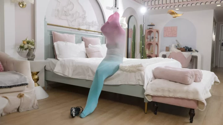 Screenshot 1 from Red Carp Studio: Vibrant Stockings Mummification
