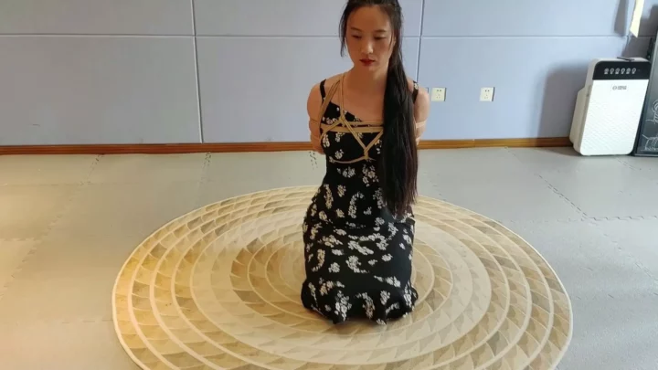 Screenshot 5 from Zi Han’s Elegant Rope Art Interview: Tight Bondage Placement