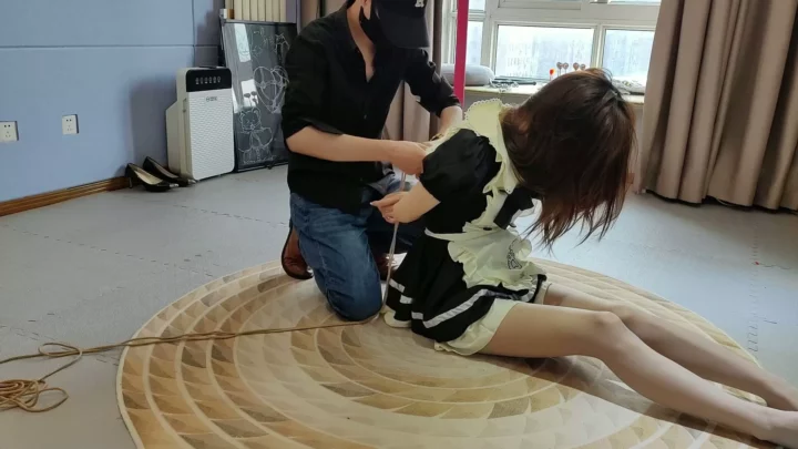 Screenshot 2 from Maid Yuxi’s Debt Collector Predicament – Beloved by One Rope