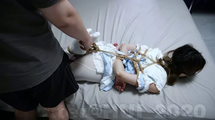 Screenshot 5 from HUI: Tongtong’s Extreme Hogtie Challenge with Four Horses