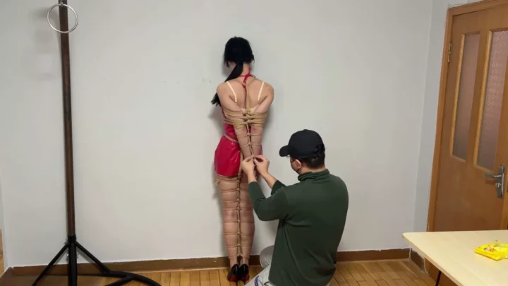 Screenshot 4 from Wan Nu Yuanchuàng: Xin Yan’s Red Skirt Hogtie Predicament