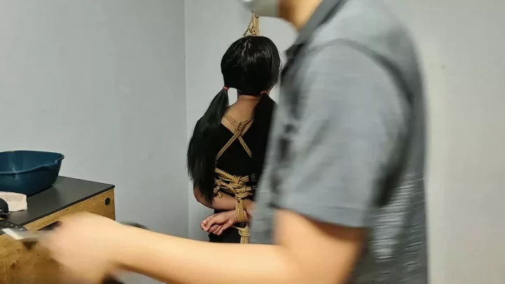 Screenshot 3 from Chenchen’s Extreme Contrast: Petite Student Meets Brutal Blogger