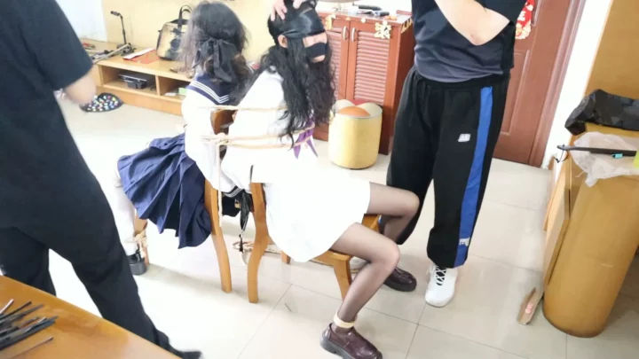 Screenshot 4 from Fu Yu: Double Trouble – Xiao Yu & A Yue’s Chair Bondage Ordeal
