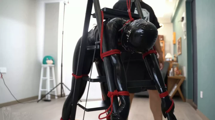 Screenshot 2 from Kigurumi Latex Roast Chicken Bondage by Studio Bling