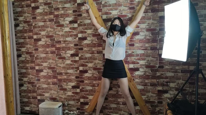 Screenshot 2 from Yang Rui: Extreme Limb Fixation Torture by Willing Studio