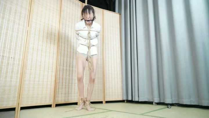 Screenshot 2 from Elephant Man: Bound in White, One Leg Tied & Blindfolded
