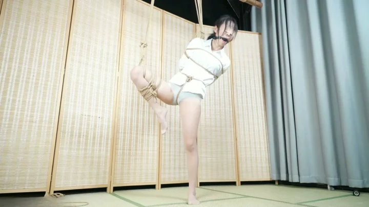 Screenshot 6 from Elephant Man: Bound in White, One Leg Tied & Blindfolded