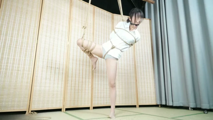 Screenshot 8 from Elephant Man: Bound in White, One Leg Tied & Blindfolded