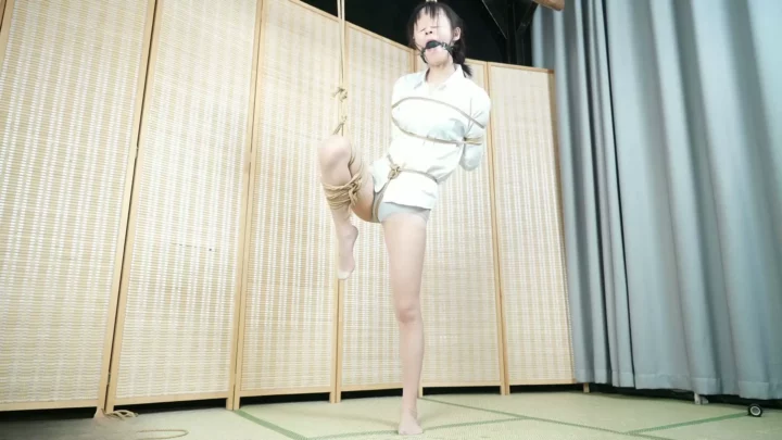 Screenshot 9 from Elephant Man: Bound in White, One Leg Tied & Blindfolded