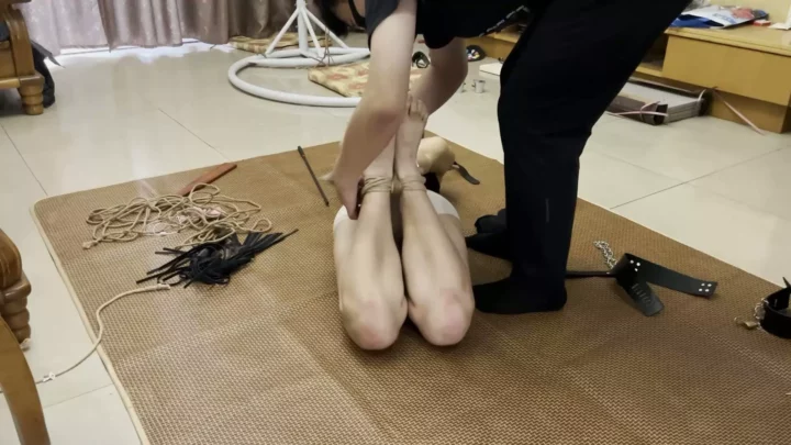 Screenshot 2 from Fu Yu: Masochist Mo Yi’s Intense Four-Horse Training
