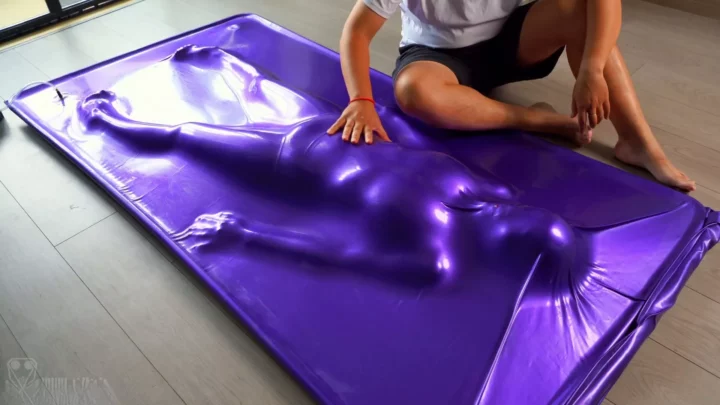 Screenshot 2 from Shi Yu’s Intense Vacuum Bed Trial: Pushed to the Limit