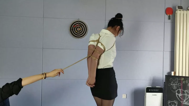 Screenshot 2 from Zi Han’s Intense Strappado: Kneeling Bondage on Steel Pipe