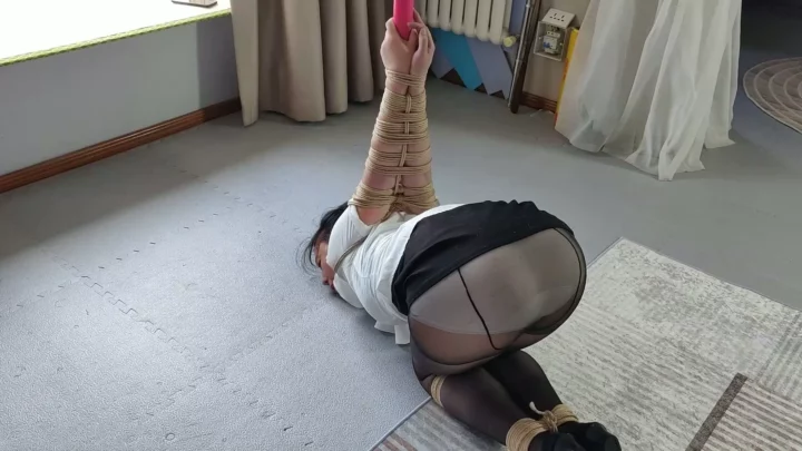 Screenshot 8 from Zi Han’s Intense Strappado: Kneeling Bondage on Steel Pipe