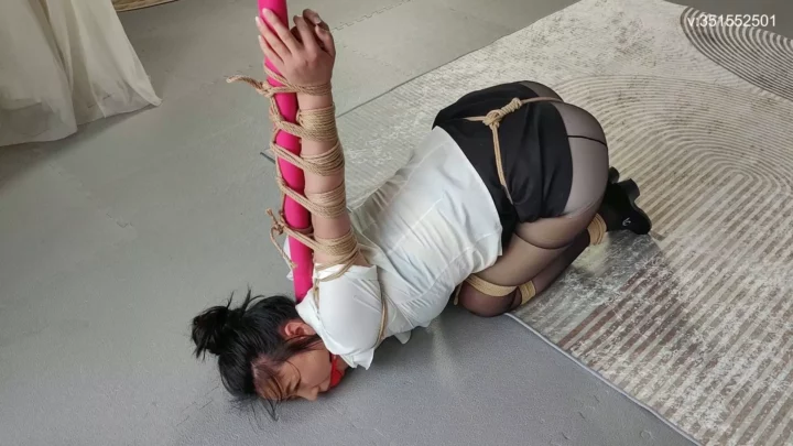 Screenshot 9 from Zi Han’s Intense Strappado: Kneeling Bondage on Steel Pipe