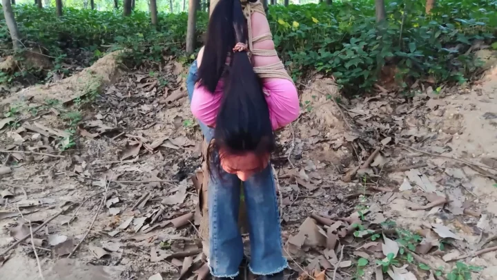 Screenshot 9 from Zi Han’s Wild Escape: European Rope Bondage & Forest Capture
