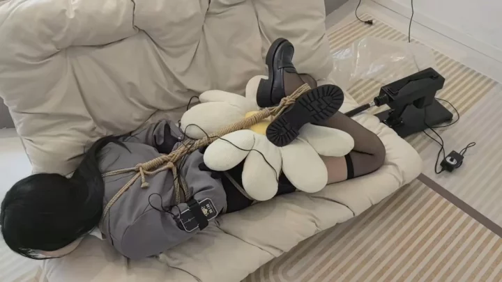 Fan Xiaoxiao: Delivery Boy’s Unexpected Hogtie Predicament