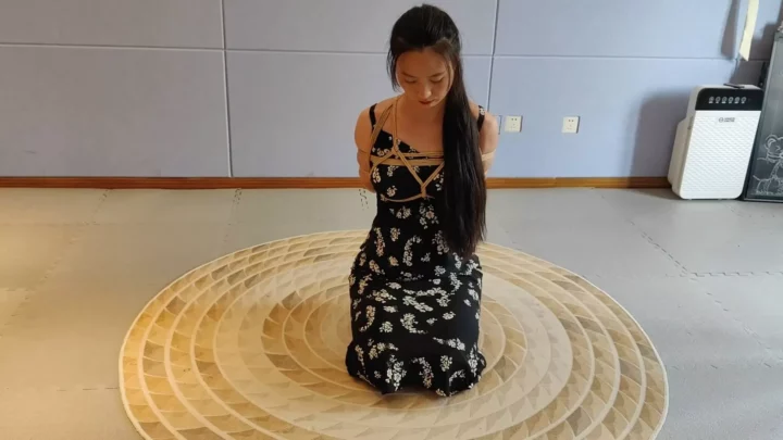 Screenshot 1 from Zi Han’s Elegant Rope Art Interview: Tight Bondage Placement