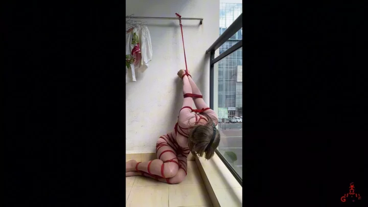Screenshot 1 from Hemminger: Xiao Gui’s Extreme Self-Bondage & Muscle Control
