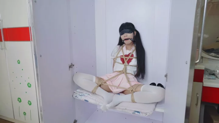 Screenshot 1 from Leng Shao & Bei Niang: Silk JK Wardrobe Bondage