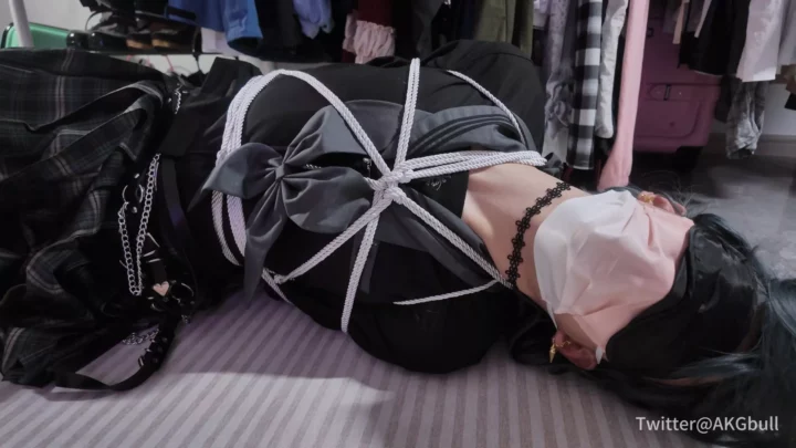 Screenshot 1 from Hidden Rice Cake: Leo’s JK Dress Bondage Delight