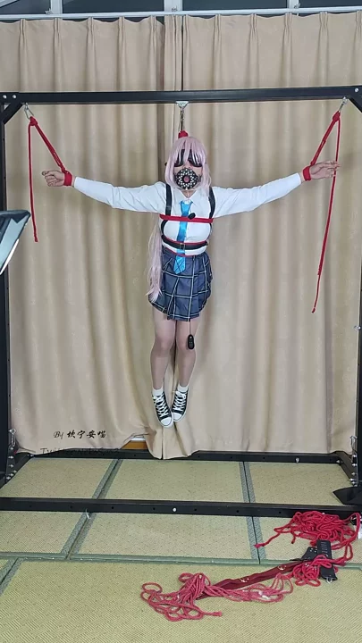 Screenshot 2 from Kotori Yuu Hoshino cosplays large characters hanging