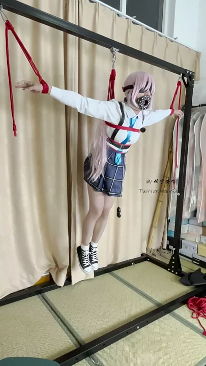 Screenshot 6 from Kotori Yuu Hoshino cosplays large characters hanging
