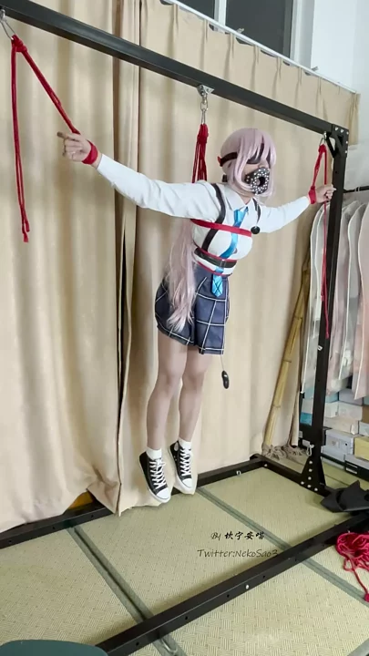 Screenshot 7 from Kotori Yuu Hoshino cosplays large characters hanging