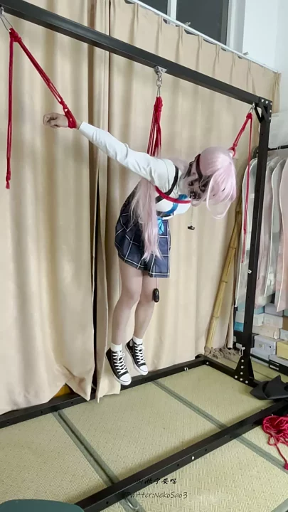 Screenshot 8 from Kotori Yuu Hoshino cosplays large characters hanging