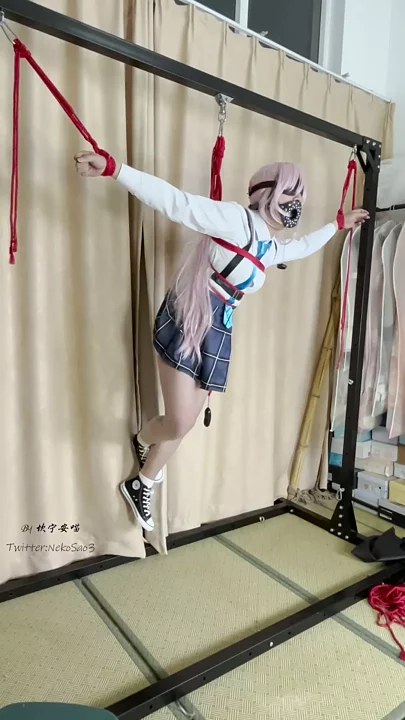 Screenshot 9 from Kotori Yuu Hoshino cosplays large characters hanging