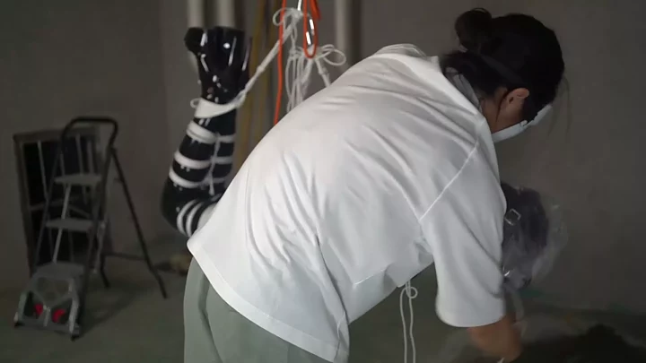 Screenshot 2 from Heavy rope slave Xiaoxiao is placed in the air and squeezed from the front and back