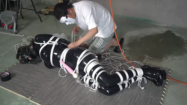 Screenshot 3 from Heavy rope slave Xiaoxiao is placed in the air and squeezed from the front and back