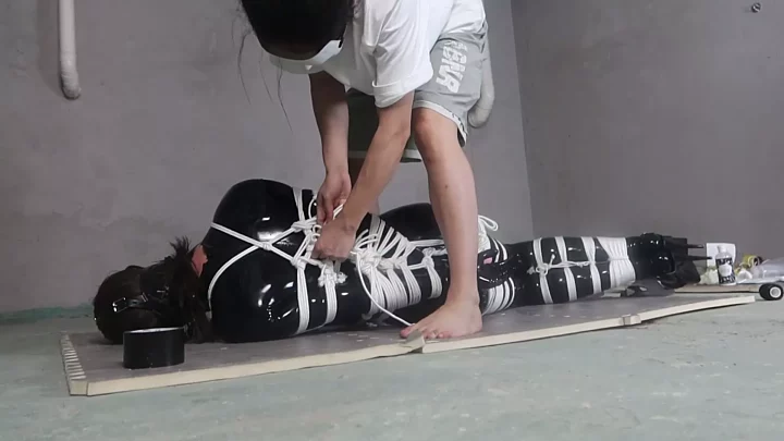 Screenshot 4 from Heavy rope slave Xiaoxiao is placed in the air and squeezed from the front and back