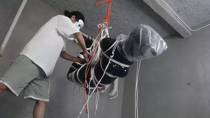 Screenshot 5 from Heavy rope slave Xiaoxiao is placed in the air and squeezed from the front and back